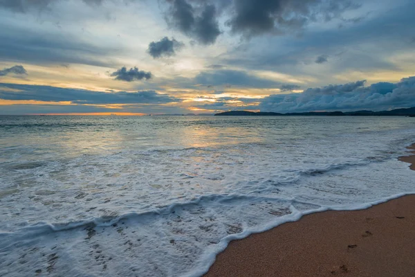 Λευκή Θάλασσα αφρού και θέα τον ήλιο που δύει από την παραλία του T — Φωτογραφία Αρχείου