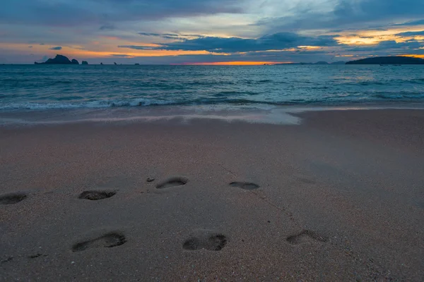 Γκρο πλαν, πατημασιές στην άμμο, εικόνα που λαμβάνονται κατά το ηλιοβασίλεμα — Φωτογραφία Αρχείου