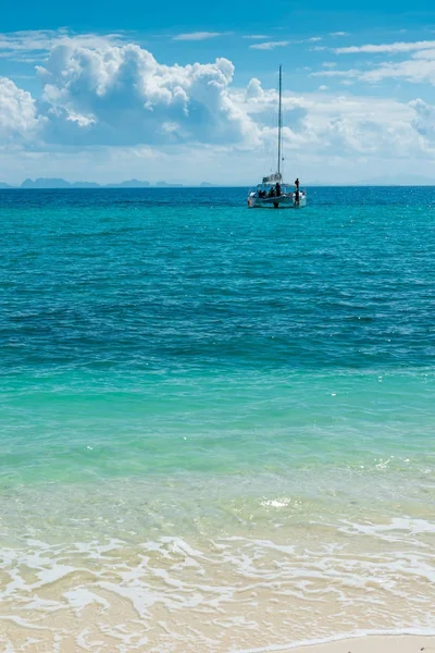 Un día soleado en Tailandia, un catamarán en el mar de Andamán, una belleza — Foto de Stock