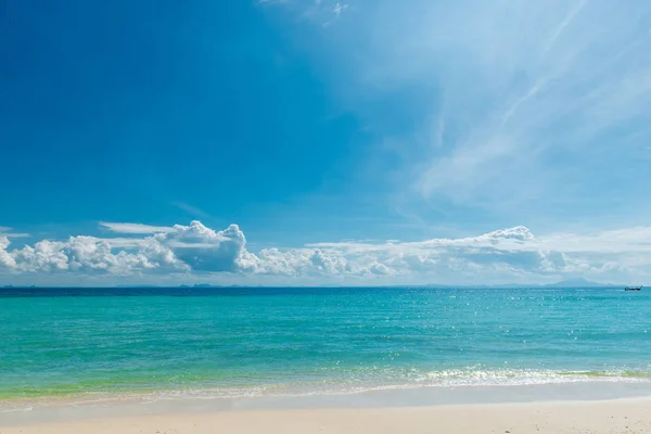 Paisagem marinha idealista horizontal em um dia ensolarado na costa de Th — Fotografia de Stock