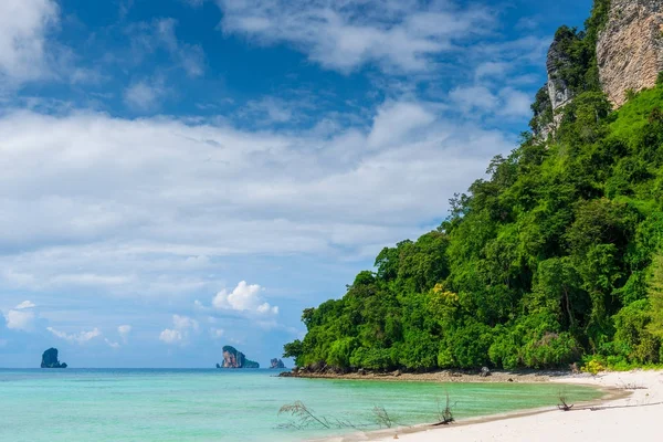 Foto de un hermoso paisaje de Tailandia, isla de Poda en un soleado — Foto de Stock