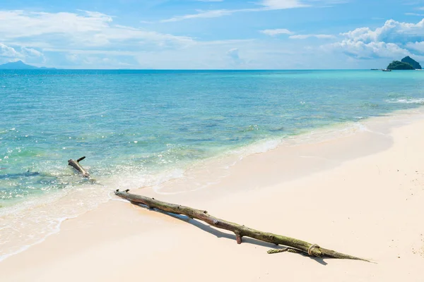 Paisaje marino con un tronco en el agua, isla de Poda, Tailandia — Foto de Stock