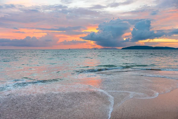 Very beautiful sky with clouds at sunset over the sea in Thailan — Stock Photo, Image