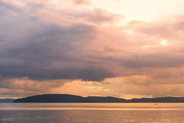 Piękne różowe niebo nad morzem w czasie sunset resort Tajlandia — Zdjęcie stockowe