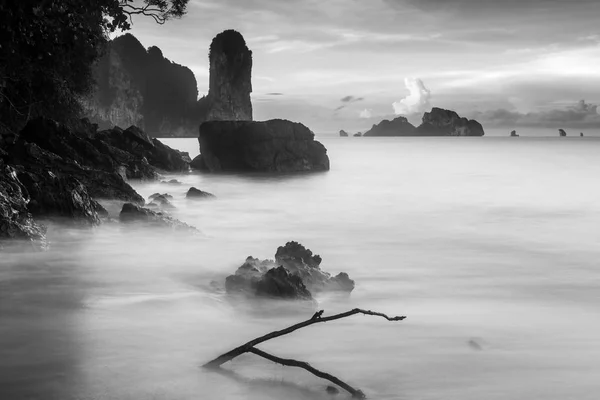 Paisagem preta e branca com rochas no mar ao amanhecer Tailândia — Fotografia de Stock