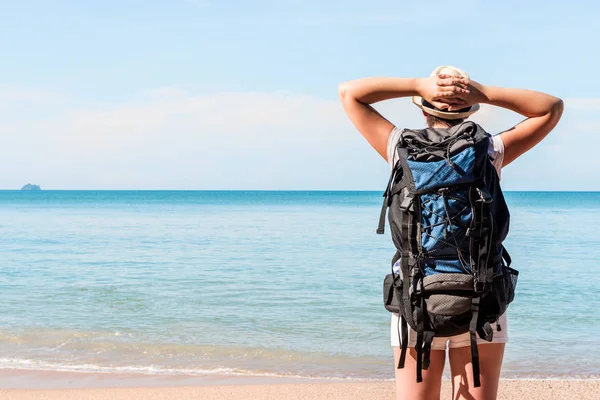 Toerist met een rugzak bewonderen van de prachtige zee, uitzicht vanaf th — Stockfoto