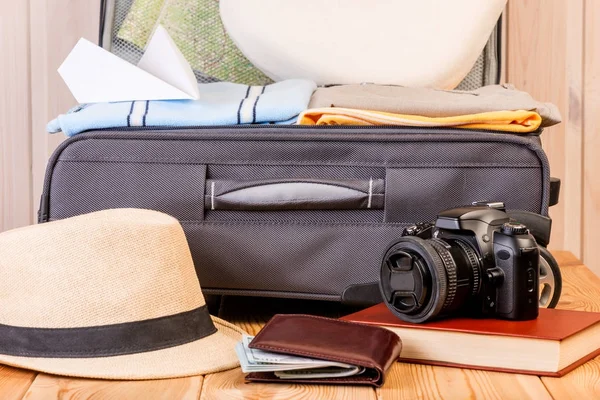 Grauer Männerkoffer und Accessoires für eine lange Reise aus nächster Nähe — Stockfoto