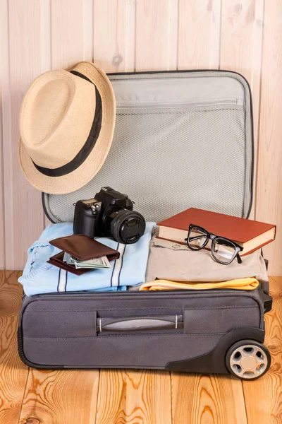 Nyissa meg a bőrönd és egy műsorszolgáltató egy nagy utazás — Stock Fotó