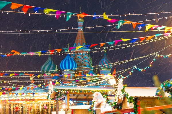 在莫斯科和暴雪晚上节日装饰圣诞博览会 — 图库照片