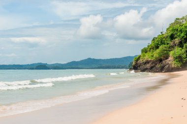 güzel dalgalar ve Asya, Krabi Thailand Resort dağlarda