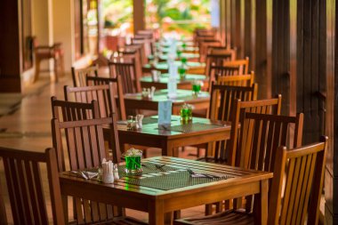 Restoran açık veranda, üst üste tablolarıdır