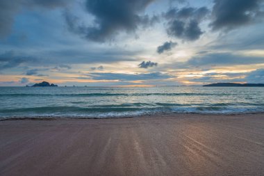 Akşamları, Andaman Denizi üzerinden günbatımı gökyüzünde bulutlar