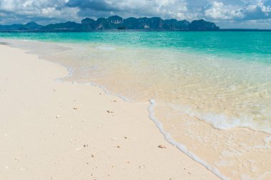 bir plaj beyaz kum ve açık deniz Close-Up su, üzerinde 