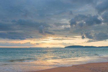 Pastel renklerde - güzel bir seasc nazik bir günbatımı Tayland