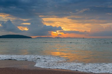 deniz dalgaları sırasında clo ile gökyüzü günbatımı, güzel kumlu bir plaj üzerinde