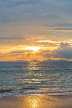 dikey fotoğraf altın güzel gün batımı ve deniz manzarası Krab