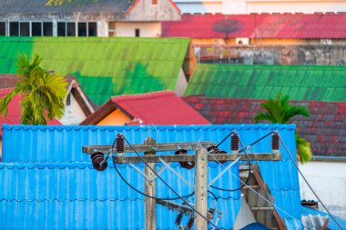 Evler ve yüksek gerilim lin çatılar üstten görünüm