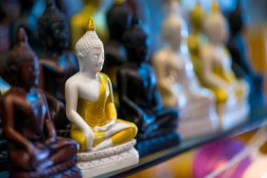 perakende mağaza - raflar Buda heykelcikleri yakın çekim