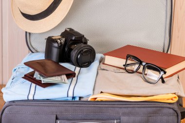 bir bavul için şık bir gencin şeylerle şeyler kapatın-