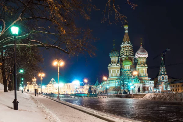 St. Vasiliya Blazhennogo 的夜城观 — 图库照片
