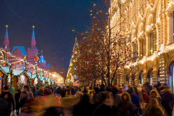 莫斯科红场的圣诞集市上的一群人 — 图库照片