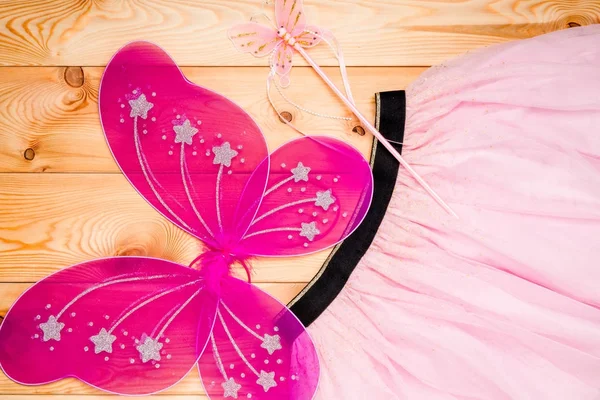 Hermoso disfraz de una princesa mariposa para una niña en wo —  Fotos de Stock