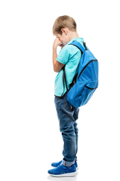 Засмучений школяр з рюкзаком, що плаче на білому тлі, ізолат — стокове фото