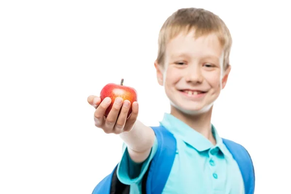 Pomme en bref dans la main de l'écolier gros plan — Photo