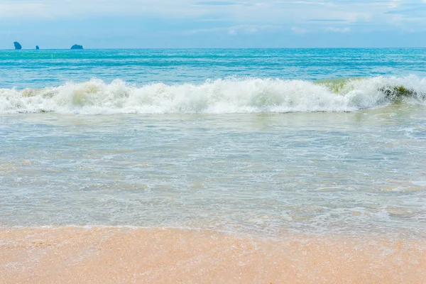 Sea surf, piękna plaża z delikatnym piaskiem, Krabi resort, Thaila — Zdjęcie stockowe