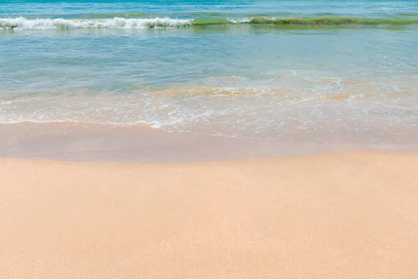 Fondo naturale-sabbia gialla sulla spiaggia e mare onda close-u — Foto Stock