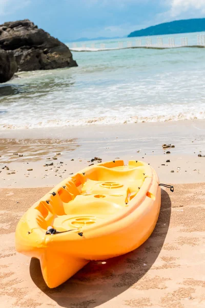 Un kayak amarillo en el fondo del mar se encuentra en la arena sh —  Fotos de Stock