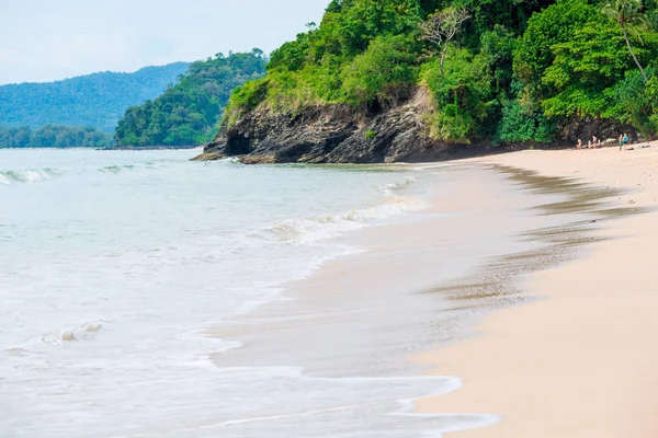 güzel kayalık sahil ve kumlu plaj, Krabi il, Tayland 