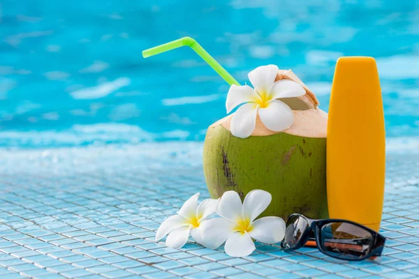 Beautiful composition with coconut and tropical flowers near the — Stock Photo, Image