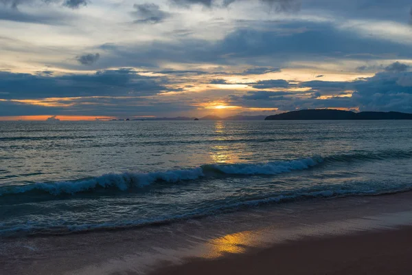 Zee golven rollen aan een zandstrand in de avond tijdens een beautifu — Stockfoto