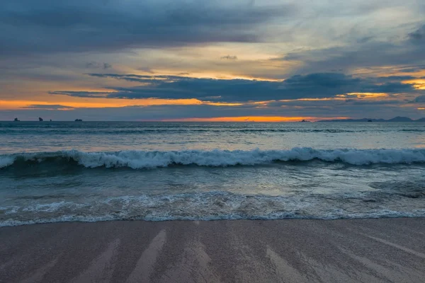 Κύματα της θάλασσας και το μαγευτικό ηλιοβασίλεμα πάνω από τη θάλασσα Andaman στην Ταϊλάνδη — Φωτογραφία Αρχείου