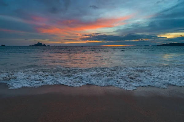 Puesta de sol sobre el mar, una fotografía en colores azul oscuro y naranja — Foto de Stock