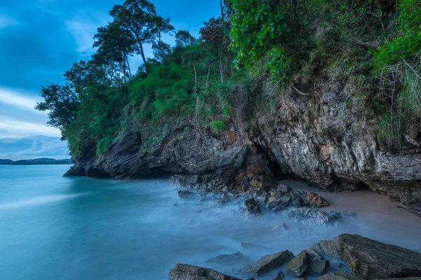 Hermosa playa, rocas en la noche al atardecer —  Fotos de Stock