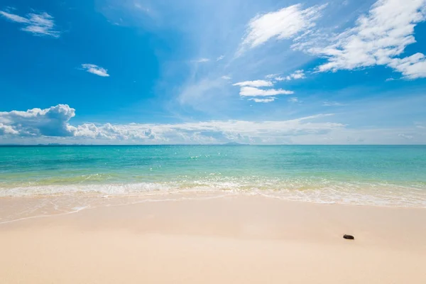 Água do mar azul, areia fina e belas nuvens nos Andamas S — Fotografia de Stock
