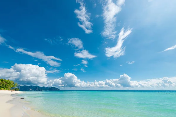 Agua clara pura del mar de Andamán y arena blanca suave de la i — Foto de Stock