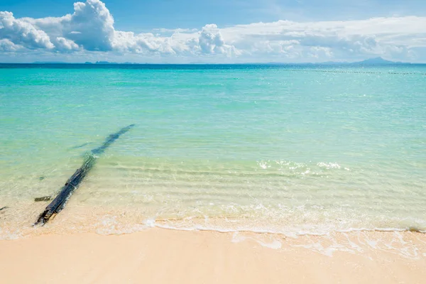 Alter Baumstamm im andamanischen Meer, schöner natürlicher Hintergrund, thaila — Stockfoto