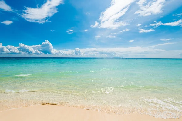 Traditionelle thailändische Boote am Horizont in einer wunderschönen Lagune — Stockfoto