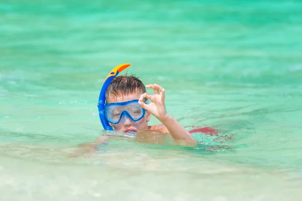 Portrait d'un garçon dans un masque de plongée avec tuba montrant un geste — Photo