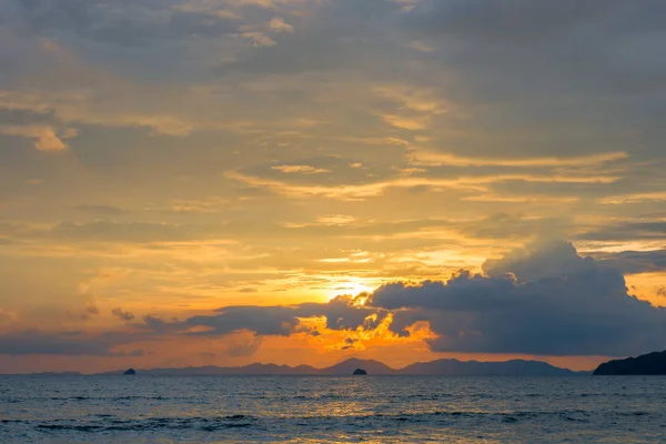 Magnifique coucher de soleil ciel sur la mer à l'heure du coucher du soleil — Photo