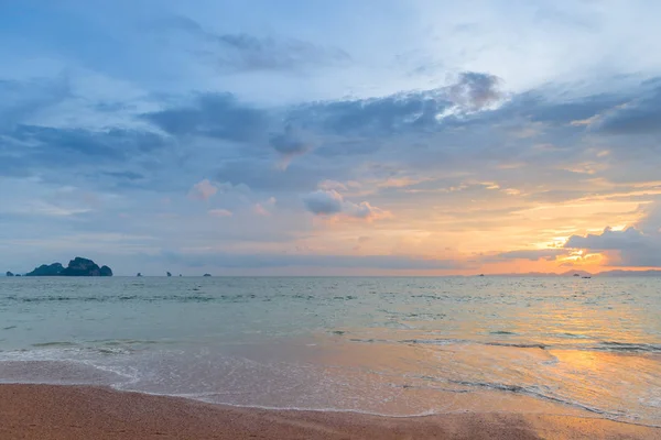 Güzel turuncu ve pembe gökyüzü günbatımı üzerinde sakin denizde sırasında — Stok fotoğraf
