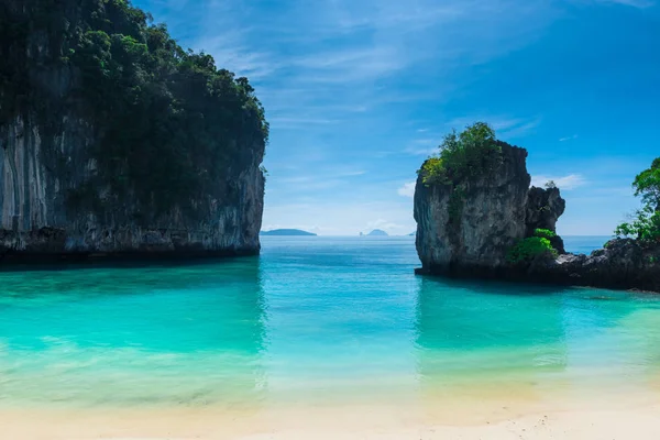 Turkuaz Denizi, sarp kayalıklar arasında sakin Th, güzel deniz manzarası