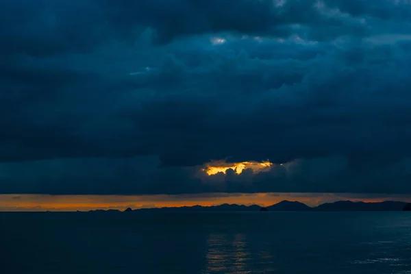 Czarne, ciężkie chmury niebieski nad morze po reso zachód, Tajlandia — Zdjęcie stockowe