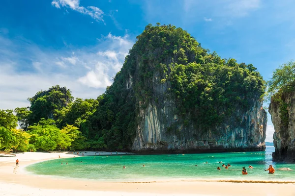 Turistas que practican snorkel en la isla de Hong en Tailandia — Foto de Stock