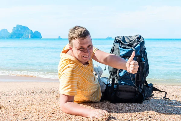 Viajero feliz con una mochila llegó al mar, retrato en el b — Foto de Stock