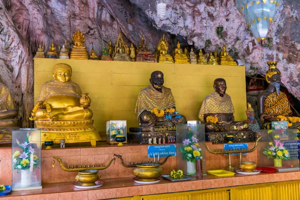 Sculptures of monks and buddhas in the temple of Krabi in Thaila — Stock Photo, Image