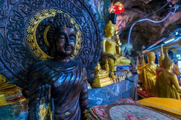 Foto im Buddha-Tempel in Thailand, Skulptur aus nächster Nähe — Stockfoto